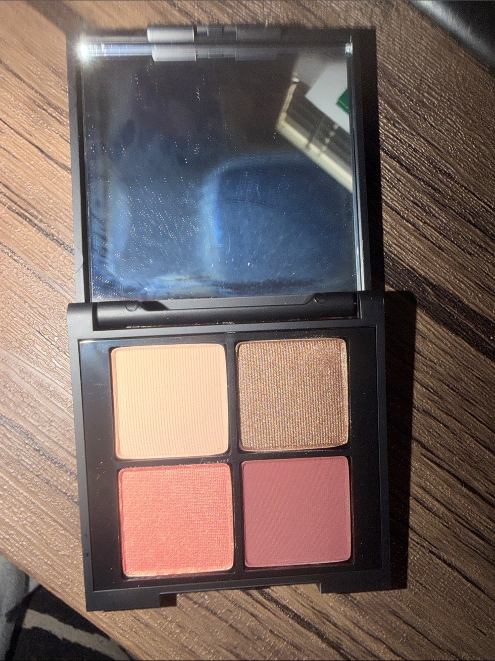 Glo Skin Beauty Four-Shade Eyeshadow Palette — Peach, Copper, Coral & Mauve
